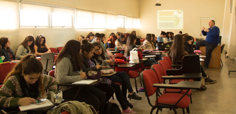 Instituto de Historia PUCV lidera proyecto que implementa talleres para la inserción laboral de estudiantes de pre y posgrado