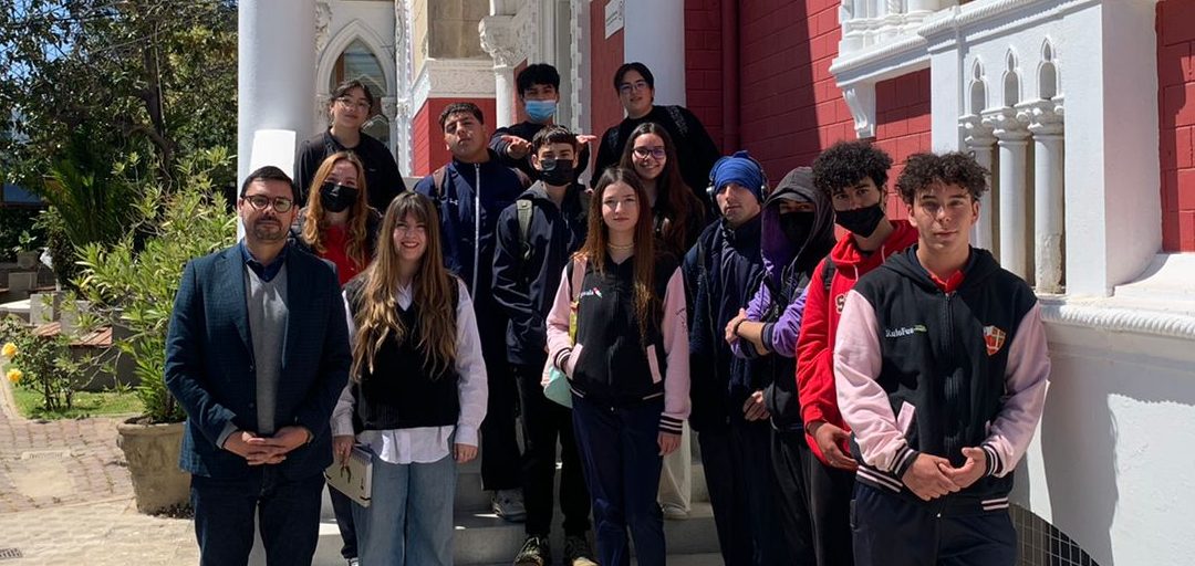 Instituto de Historia PUCV realiza recorrido a estudiantes del Colegio Juanita Fernández de Viña del Mar