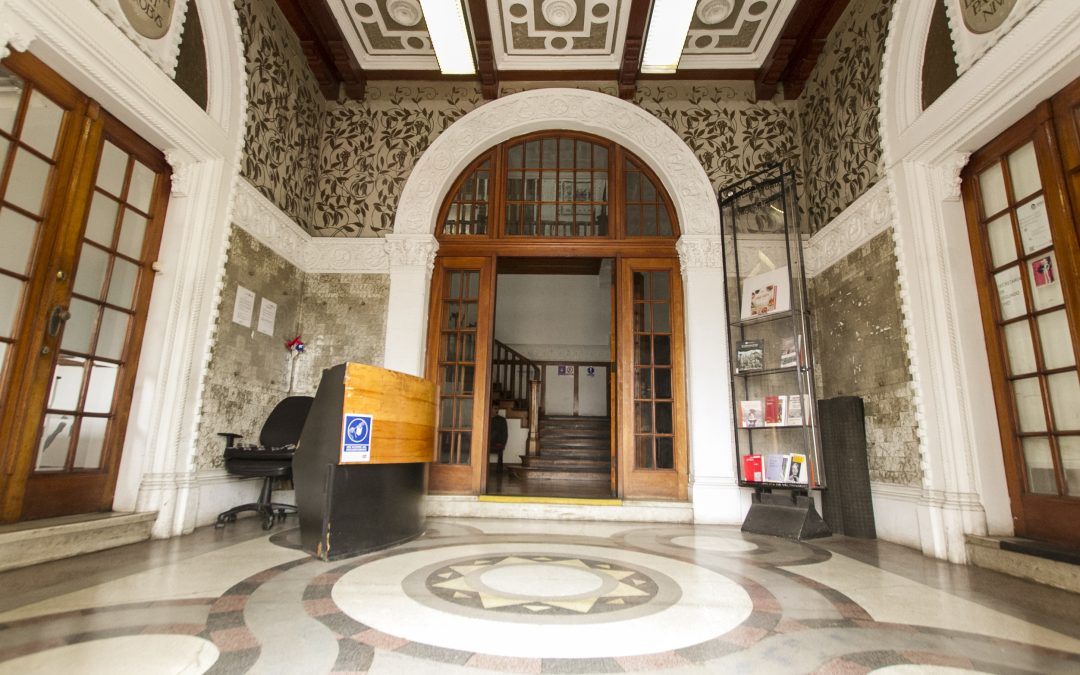 Profesor galardonado con el premio Grosvenor 2024, considerado el Nobel de la geografía, expuso en la Escuela de Pedagogía de la PUCV