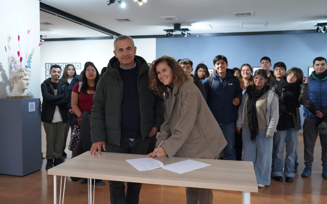 Instituto de Historia PUCV y Espacio Cultural Viña del Mar fortalecen vínculo mediante firma de convenio