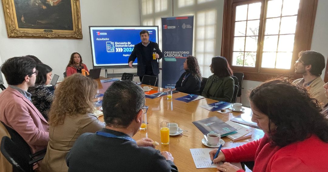 Observatorio Laboral PUCV presentó resultados de la Encuesta Nacional de Demanda Laboral en el Instituto de Historia