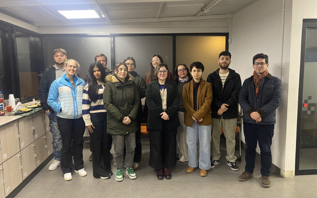 Académica Isabel Cabaña dictó charla sobre las relaciones entre Chile y Asia del Este a estudiantes del Magíster en Relaciones Internacionales