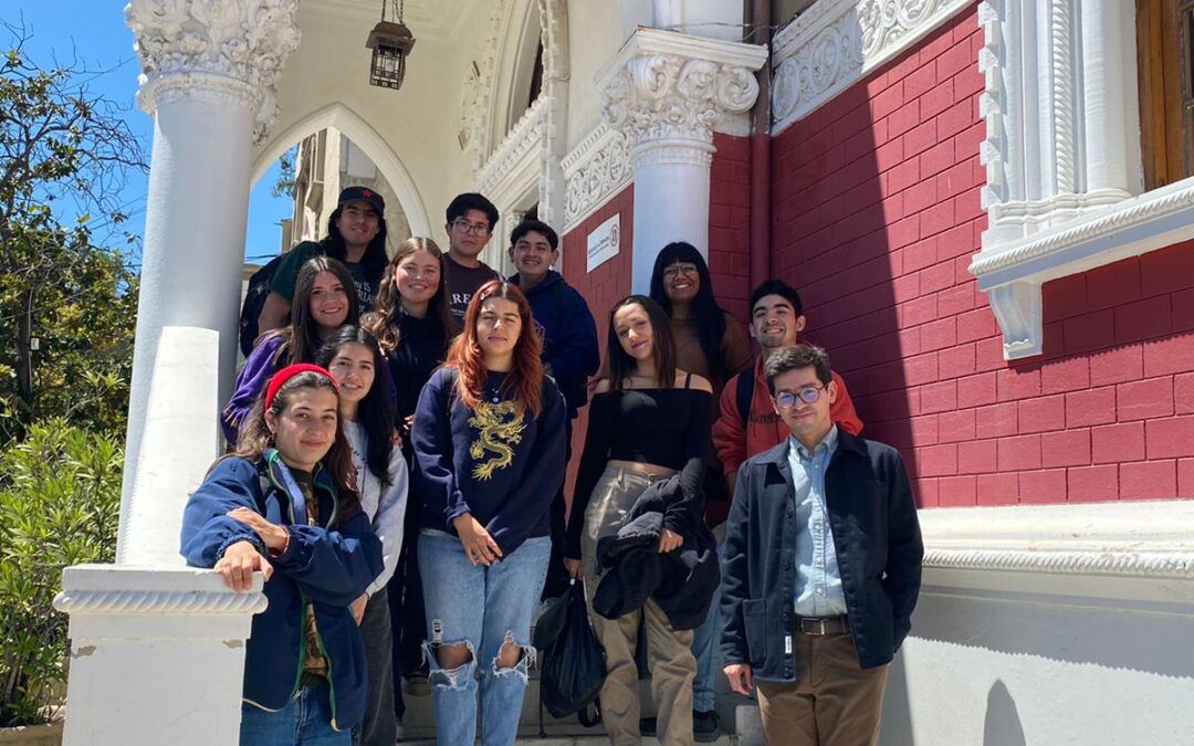 Estudiantes de Colegio Montessori Millantú conocieron el instituto y dijeron presente a la clase “El valor de la Historia”