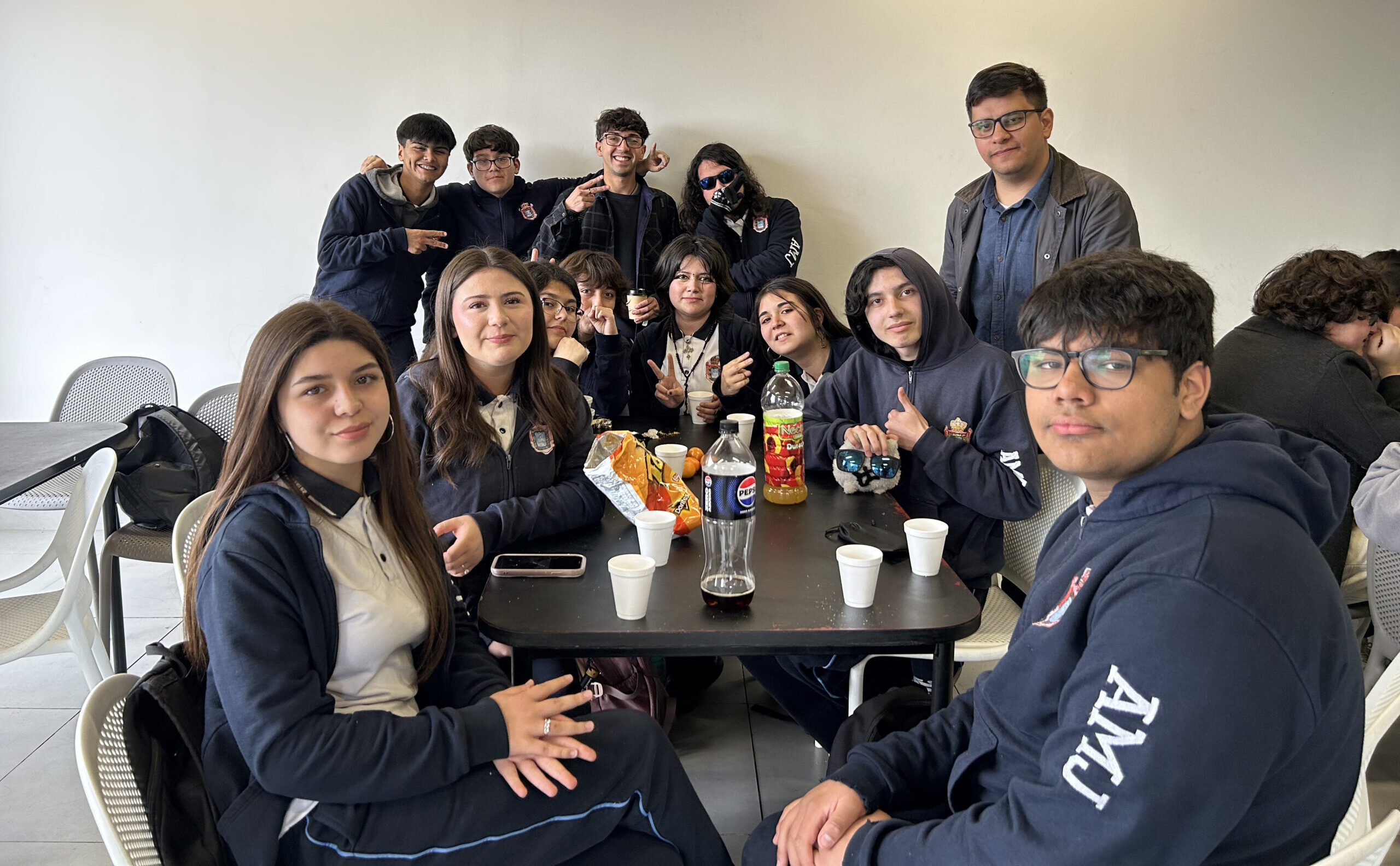 Estudiantes del Colegio Ana María Janer visitaron el Instituto de Historia PUCV