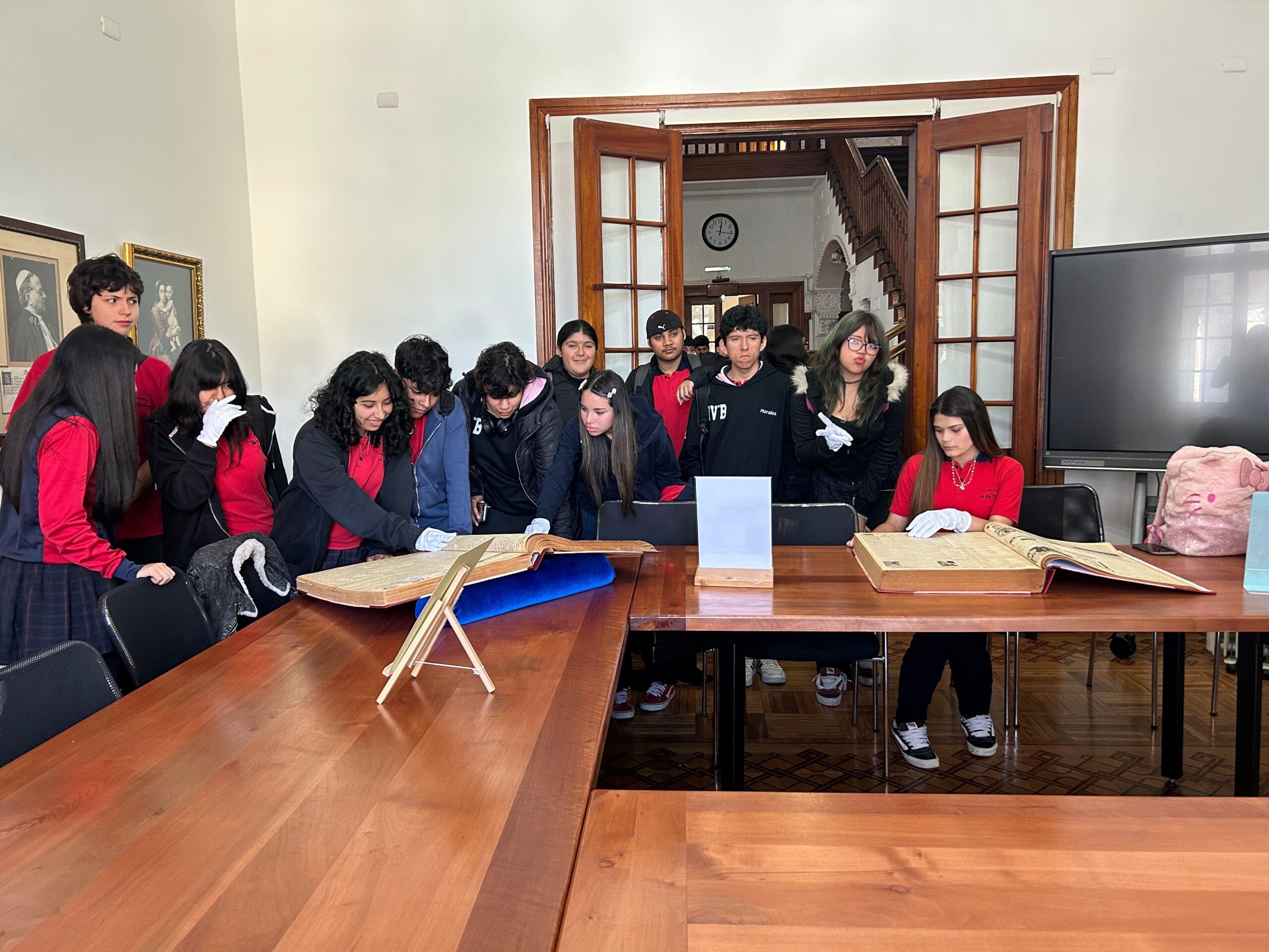 Instituto de Historia PUCV recibió a estudiantes del Colegio Luis Cruz Martínez de Quilpué
